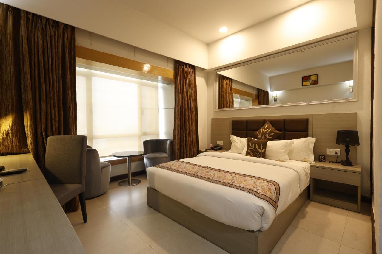Aristocrat Hotel Калькутта Экстерьер фото