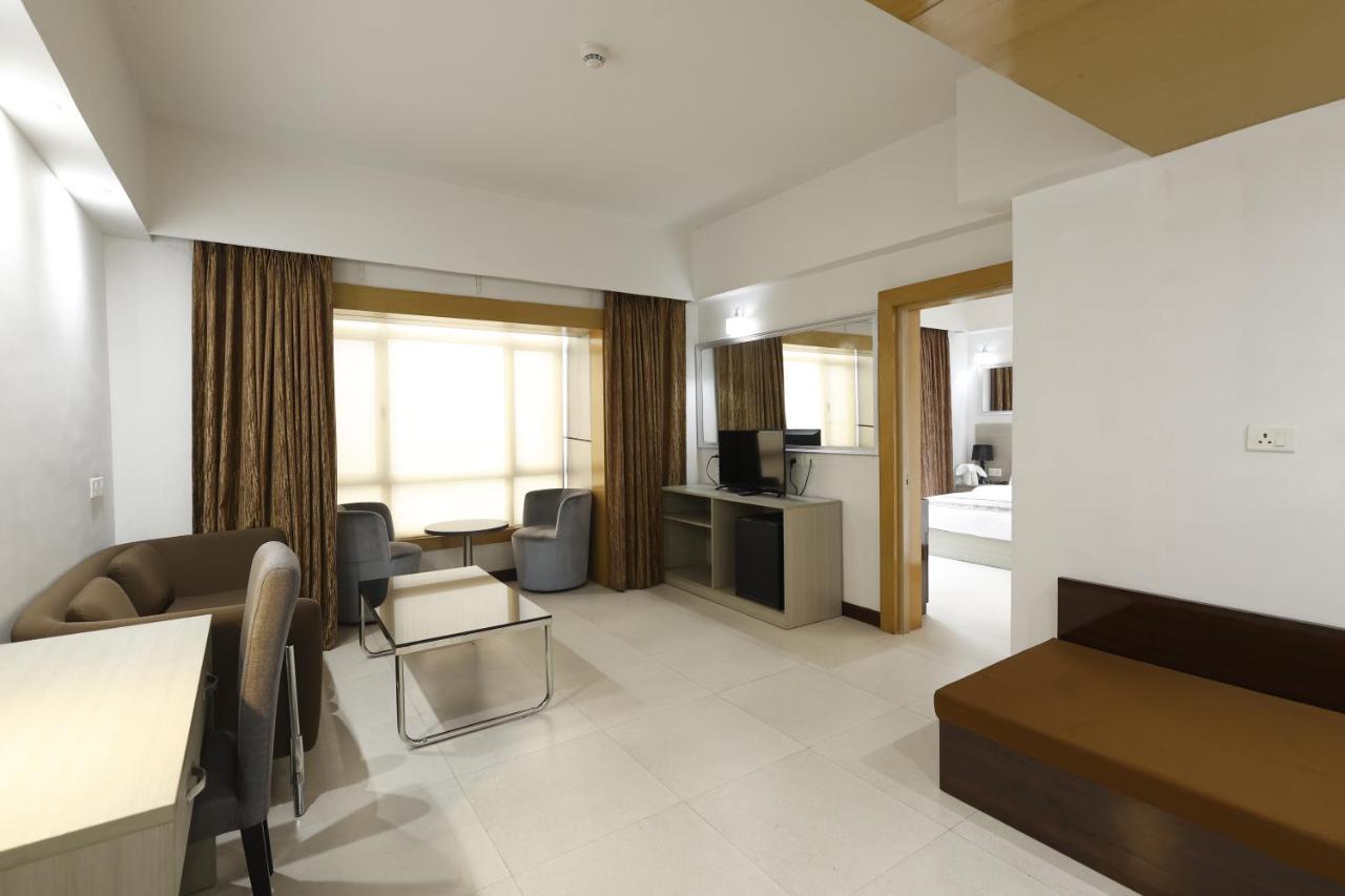 Aristocrat Hotel Калькутта Экстерьер фото