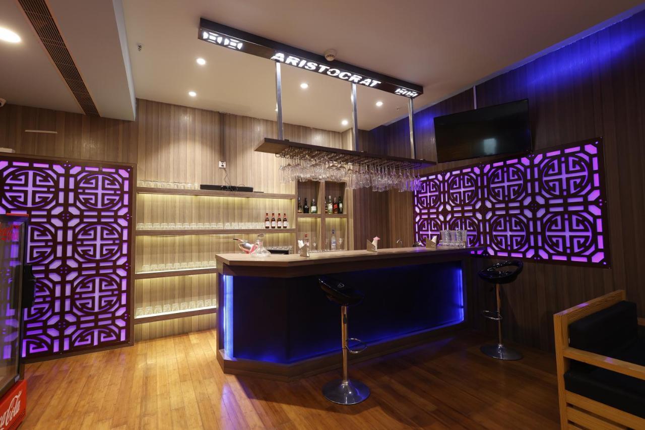 Aristocrat Hotel Калькутта Экстерьер фото