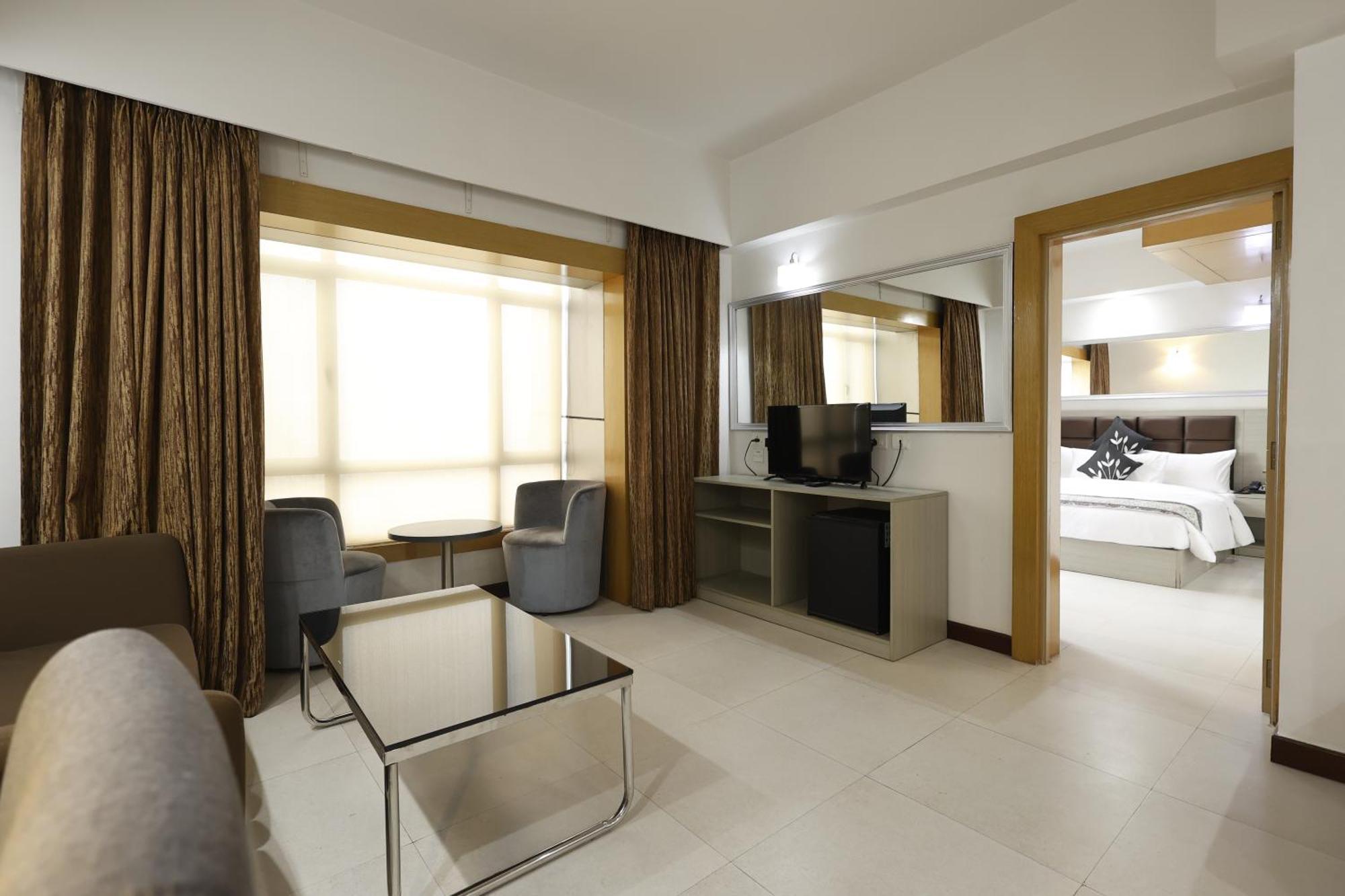 Aristocrat Hotel Калькутта Экстерьер фото