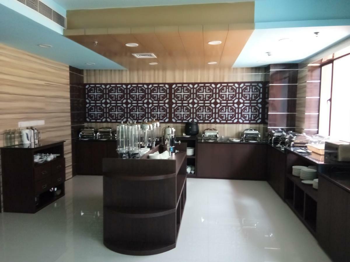 Aristocrat Hotel Калькутта Экстерьер фото