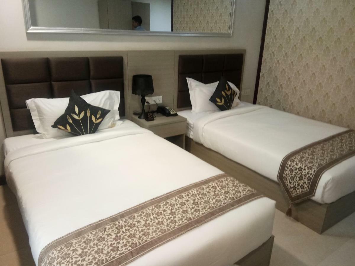 Aristocrat Hotel Калькутта Экстерьер фото