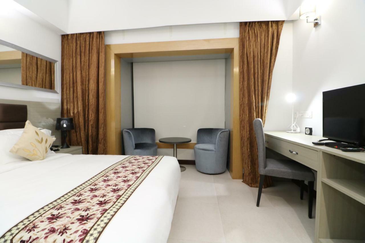 Aristocrat Hotel Калькутта Экстерьер фото