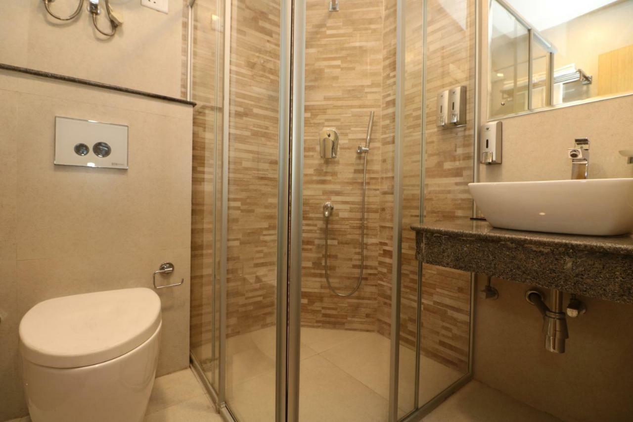 Aristocrat Hotel Калькутта Экстерьер фото