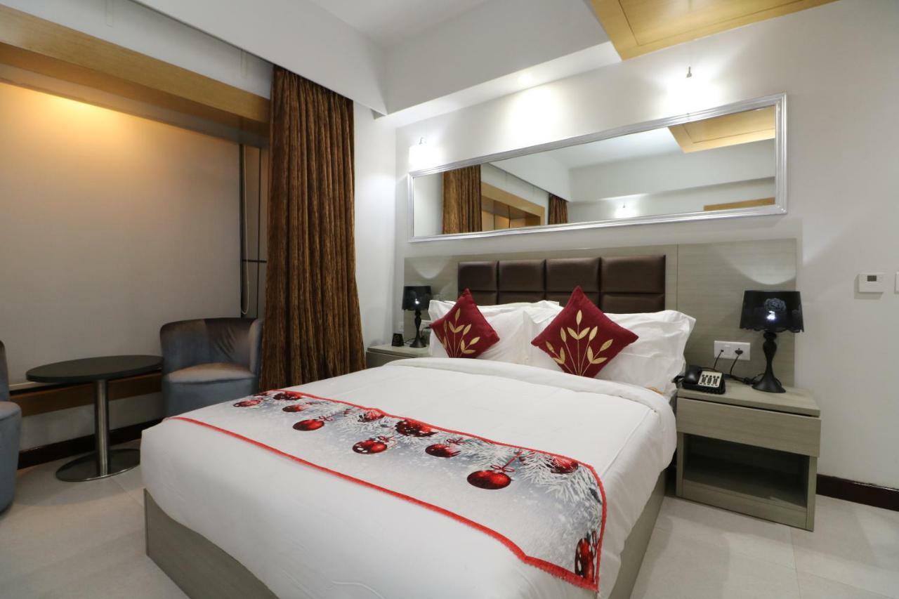 Aristocrat Hotel Калькутта Экстерьер фото