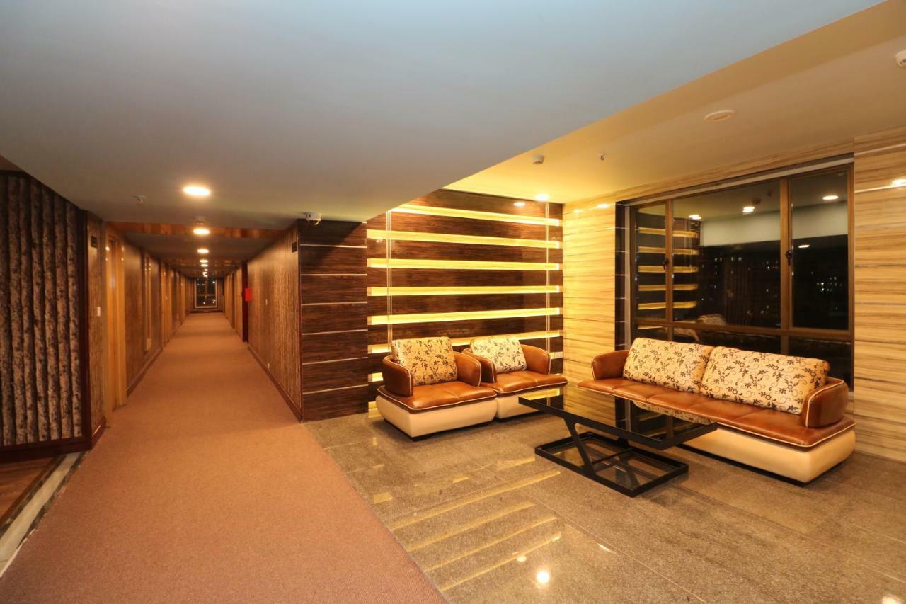 Aristocrat Hotel Калькутта Экстерьер фото