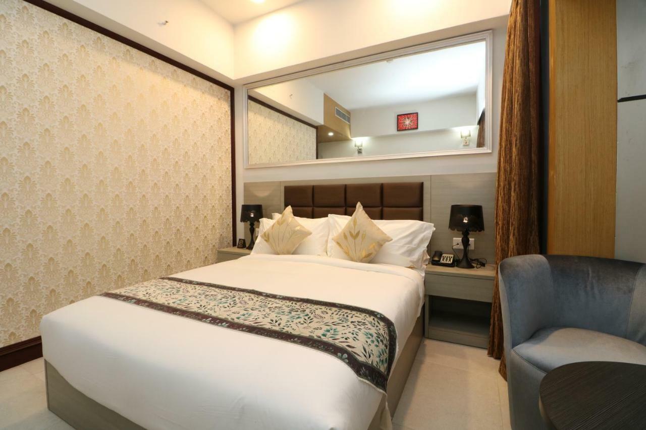 Aristocrat Hotel Калькутта Экстерьер фото