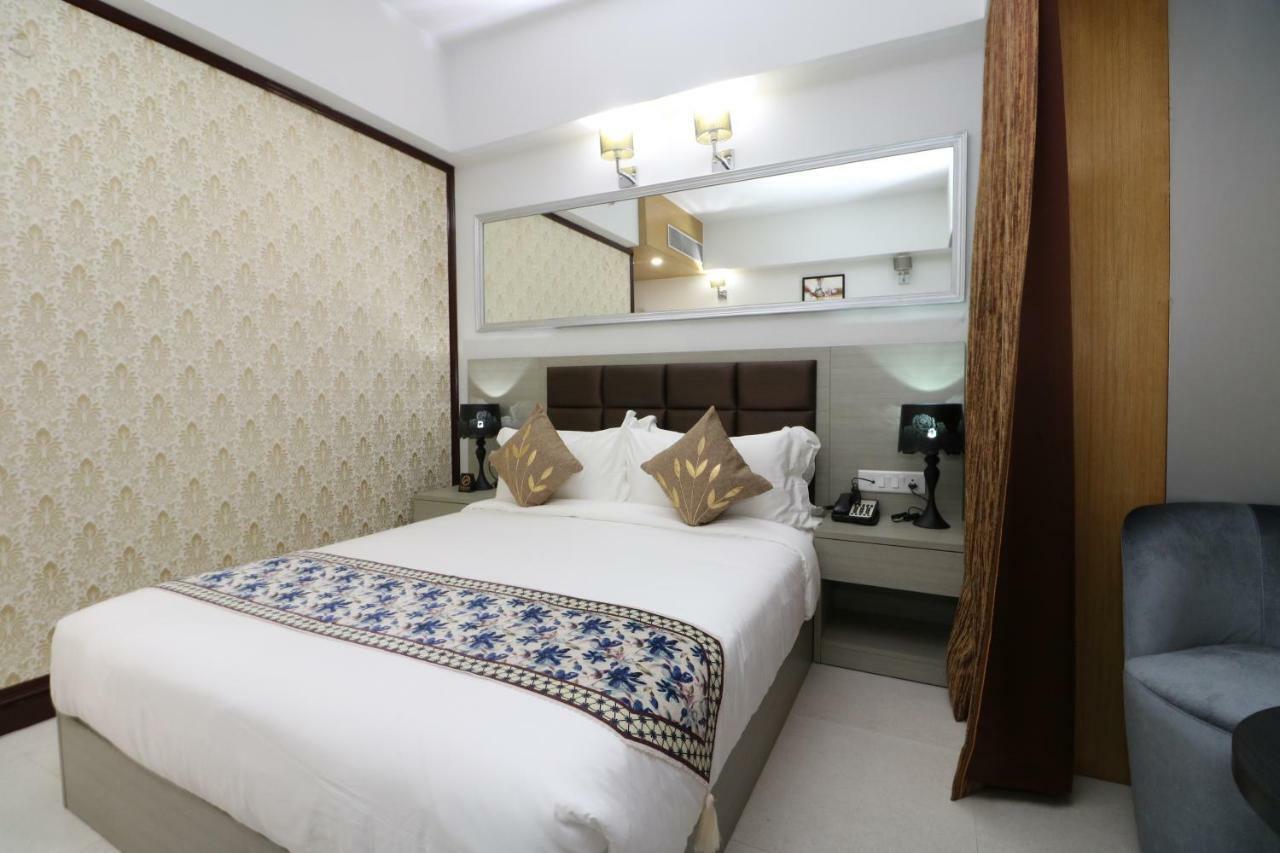 Aristocrat Hotel Калькутта Экстерьер фото
